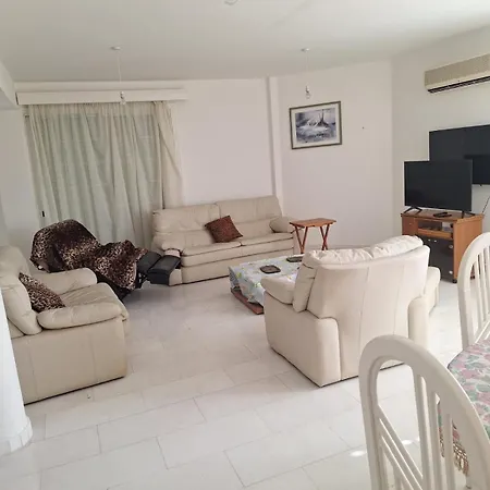 Sea Breeze 4 Bedroom Villa,shared Swimming Pool Vilă