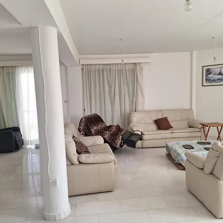 Sea Breeze 4 Bedroom Villa,shared Swimming Pool Vilă