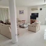 Sea Breeze 4 Bedroom Villa,shared Swimming Pool * Larnaca