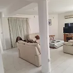 Sea Breeze 4 Bedroom Villa,shared Swimming Pool Vila Larnaca