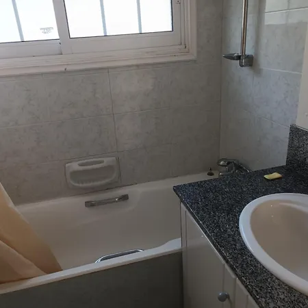 Villa Sea Breeze 4 Bedroom Villa,shared Swimming Pool Lárnaka