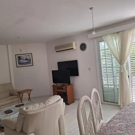 Sea Breeze 4 Bedroom Villa,shared Swimming Pool Larnaca