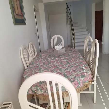Sea Breeze 4 Bedroom Villa,shared Swimming Pool Villa Larnaka